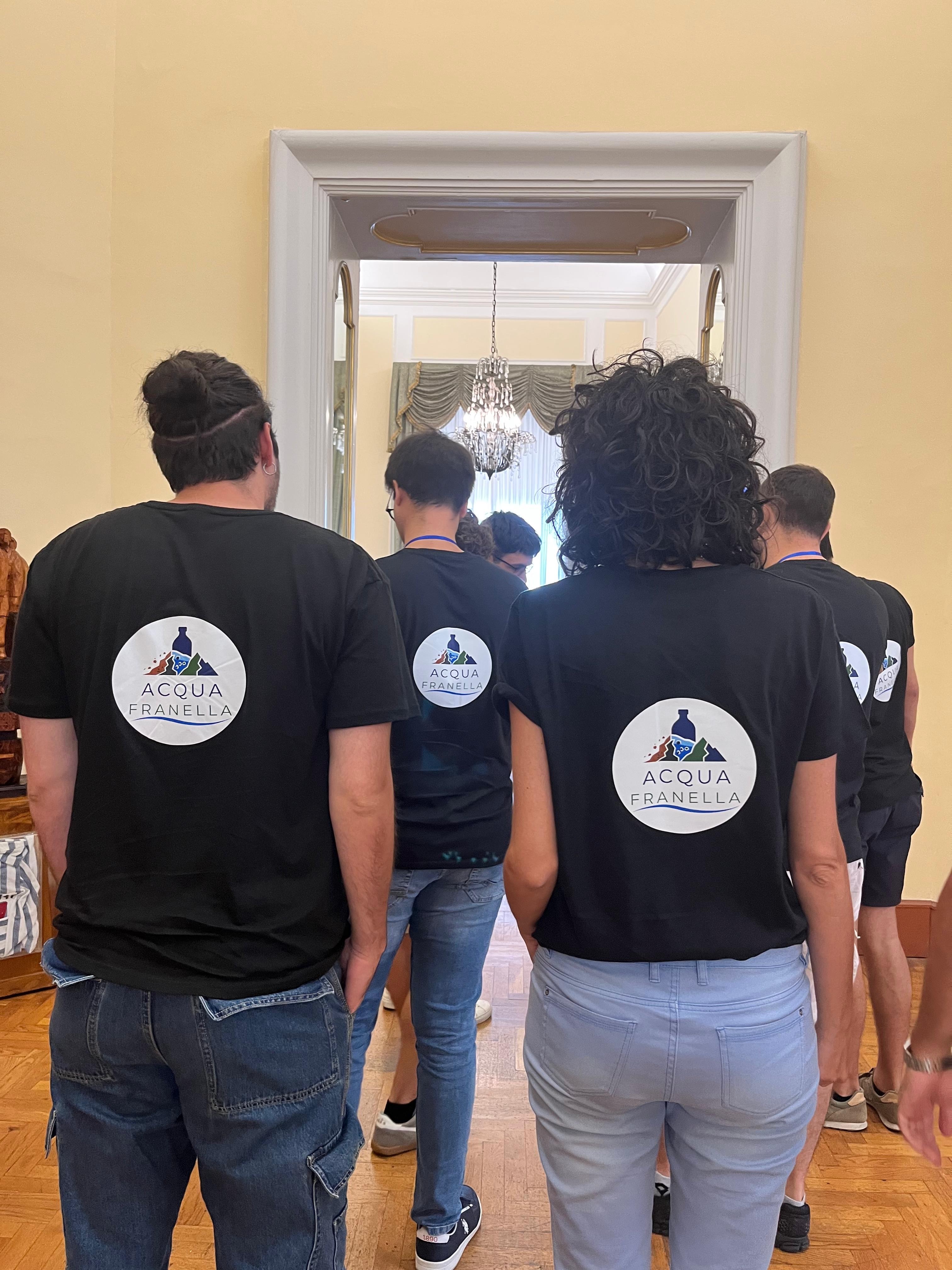 Il gruppo Acqua Franella con le magliette del progetto